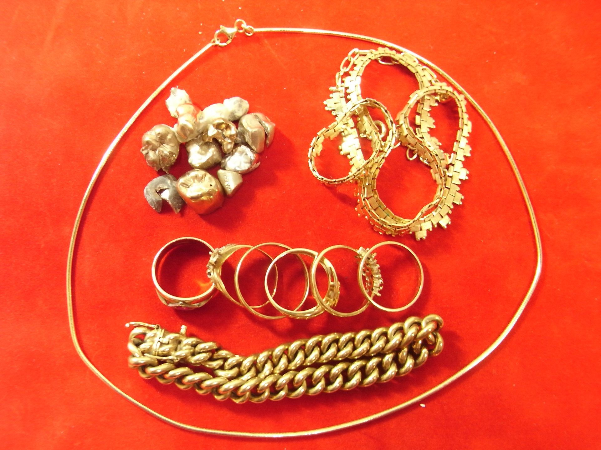 Ein Haufen Goldschmuck auf einer roten Oberfläche