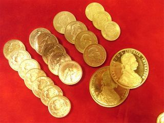 Ein Haufen Goldmünzen auf einer roten Fläche