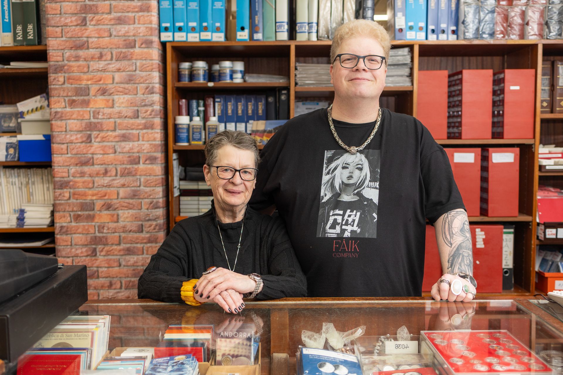 Ein Mann und eine Frau stehen in einem Geschäft nebeneinander.