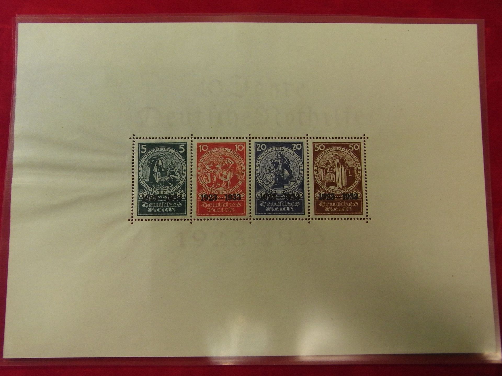 Vier Briefmarken sind auf einem Blatt Papier aufgereiht