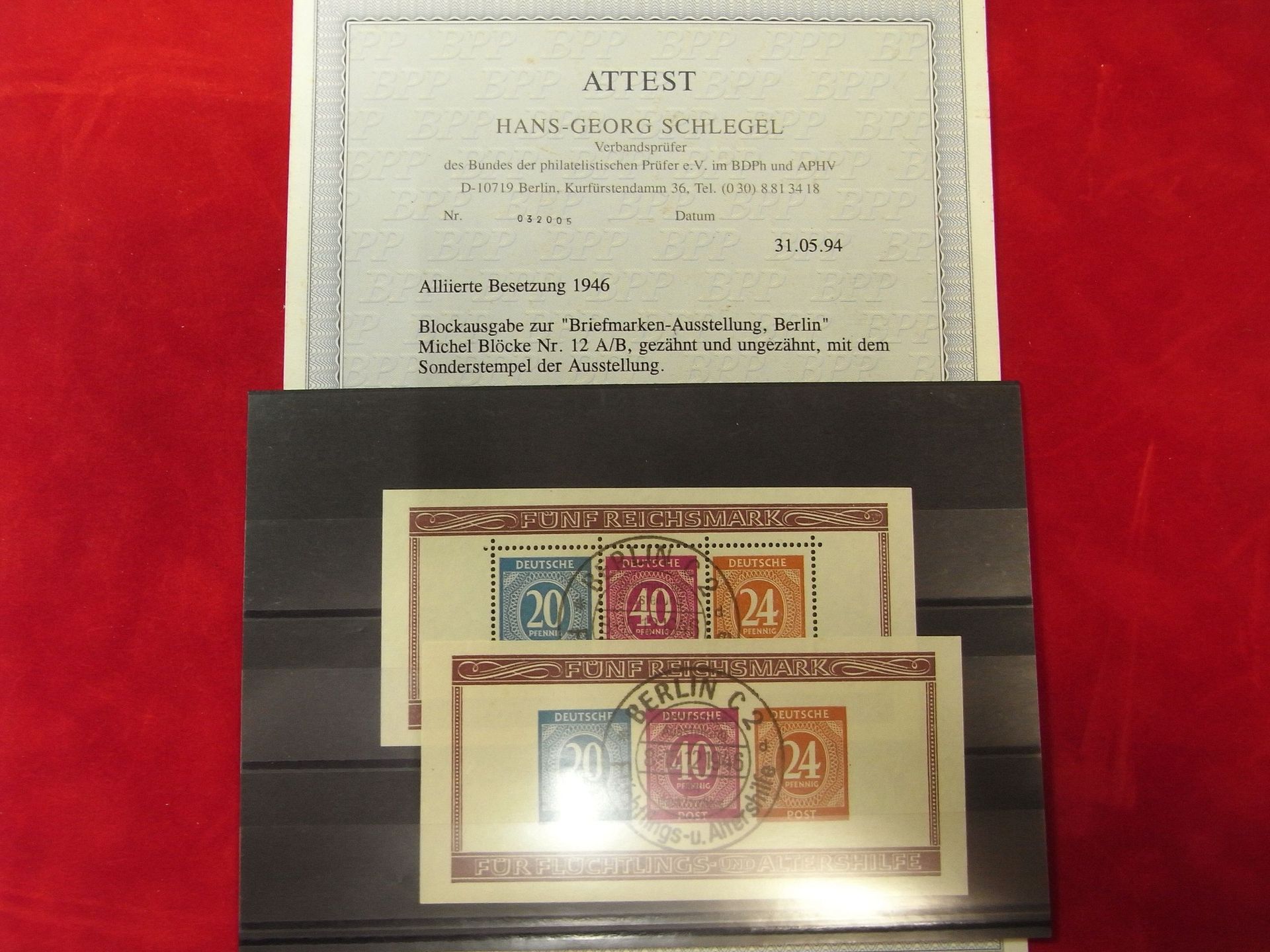 Ein Stapel Briefmarken und eine Bescheinigung mit der Aufschrift „Bestätigung“