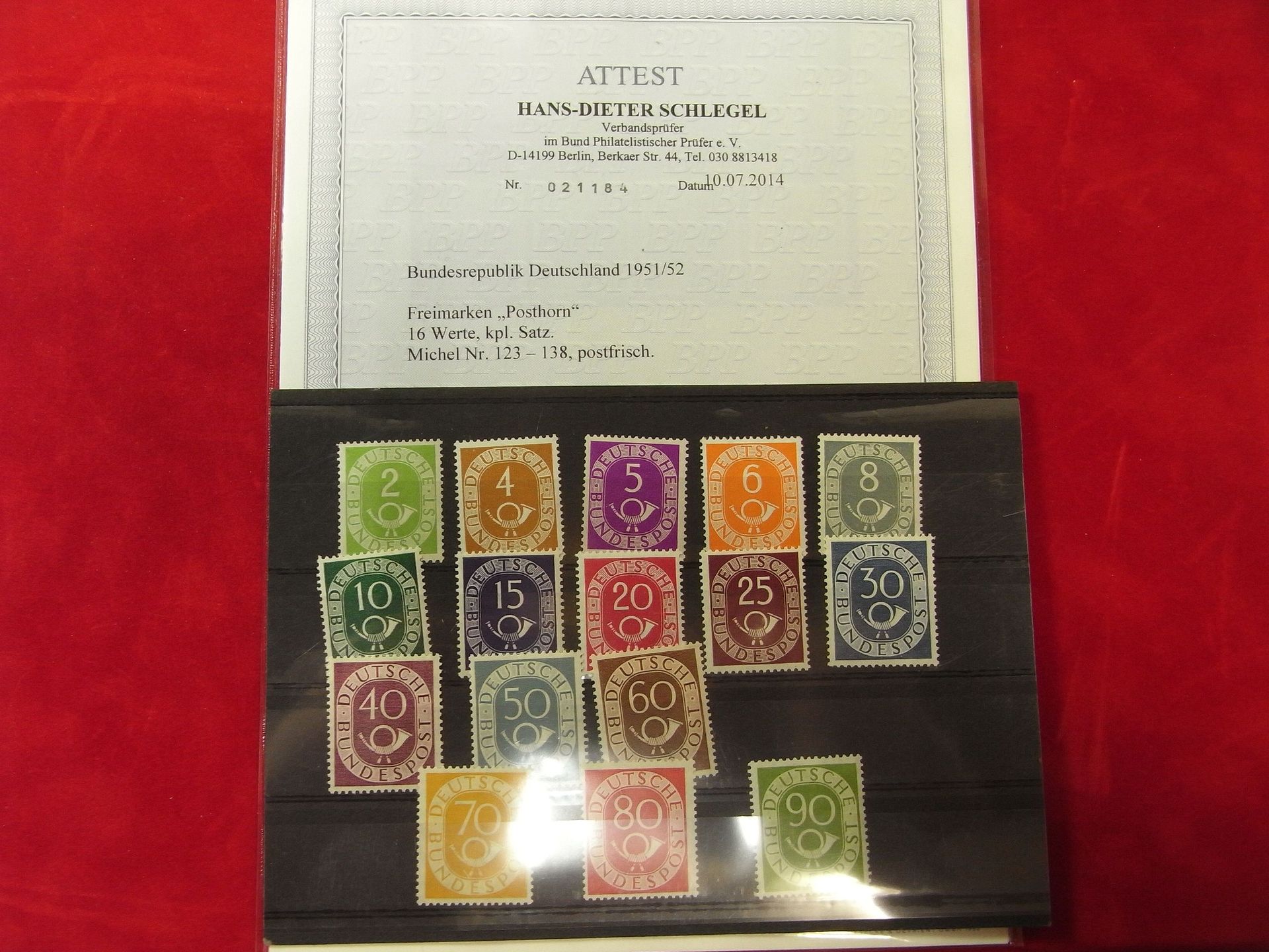 Eine Sammlung von Briefmarken mit einem Zertifikat, das besagt, dass