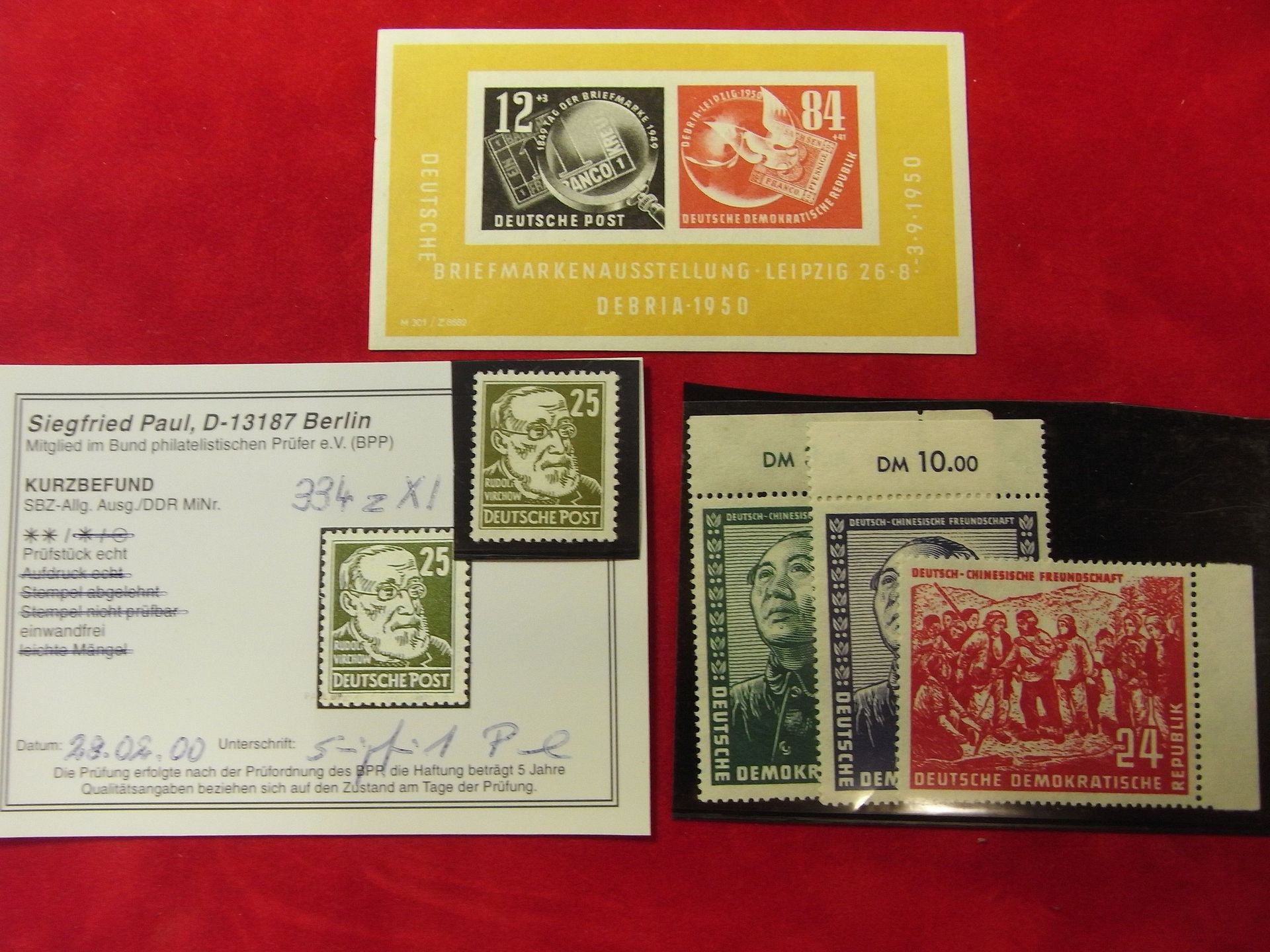 Eine Sammlung von Briefmarken, darunter eine mit der Nummer 20