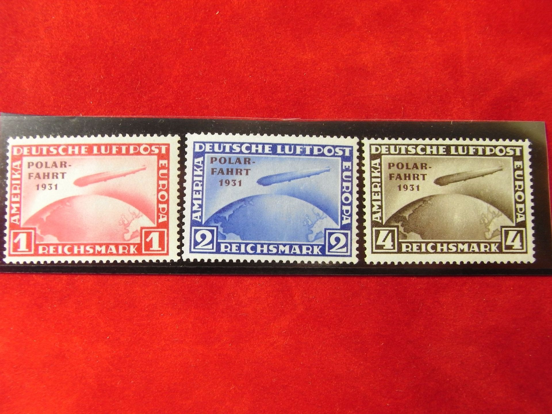 Eine Reihe von drei Briefmarken mit der Aufschrift „Polarfahrt“