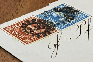 Ein Umschlag mit zwei Briefmarken darauf