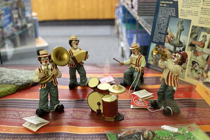 Eine Gruppe Clowns spielt auf einem Tisch Musikinstrumente.