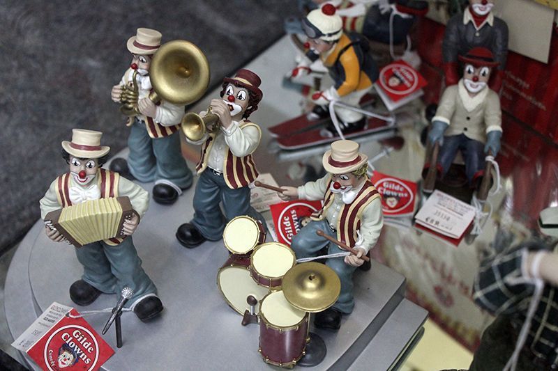 Eine Gruppe von Clowns spielt Musikinstrumente auf einem Tisch