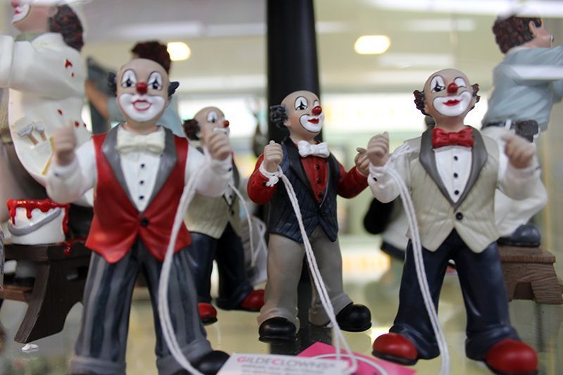 Eine Gruppe von Clownfiguren stehen nebeneinander