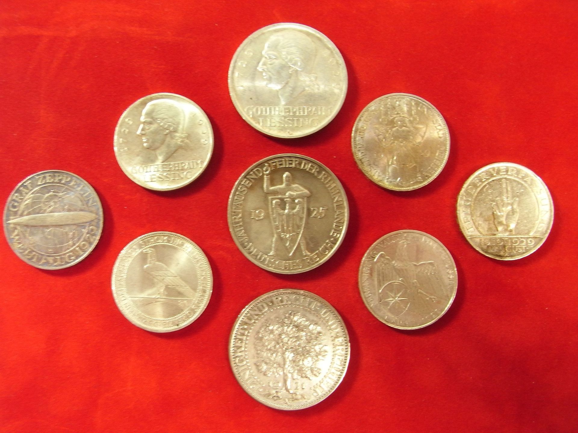 Eine Gruppe von Silbermünzen, auf einer steht „Freiheit“