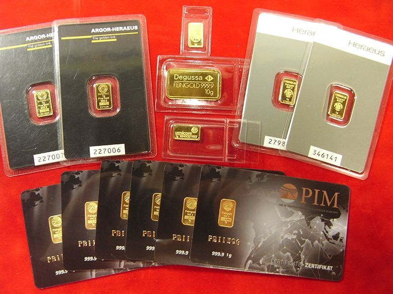 Eine Sammlung von Goldbarren und Karten von Pim
