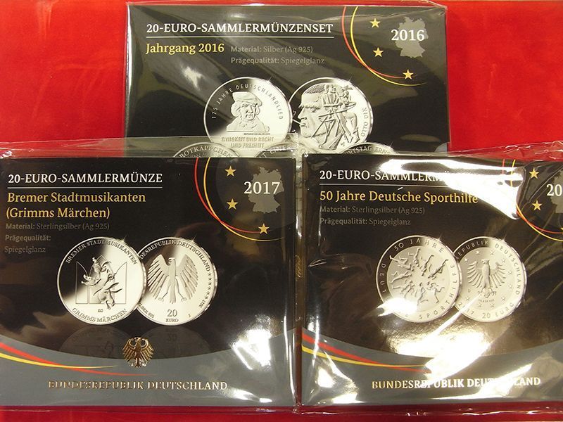 Auf einem Tisch liegt eine Gruppe von Münzen übereinander.