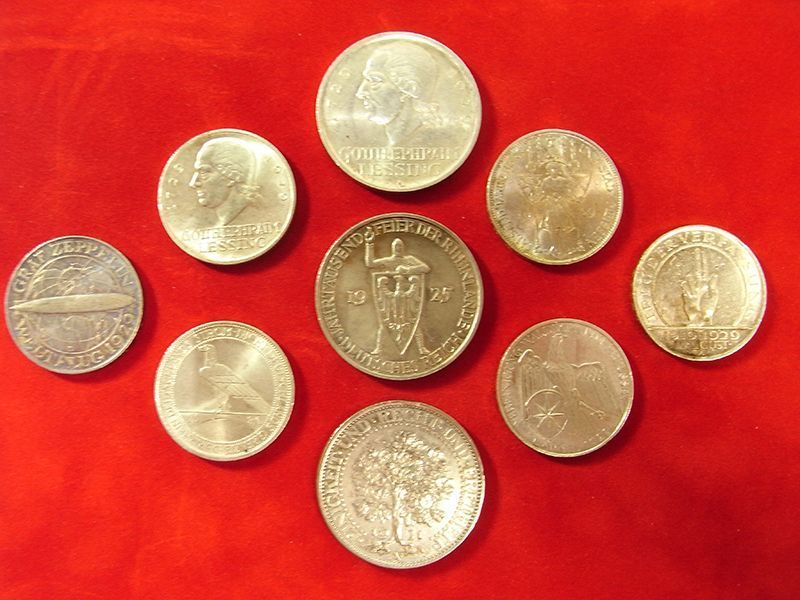 Eine Gruppe von Silbermünzen, auf einer steht „Freiheit“