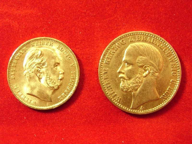 Zwei Goldmünzen, von denen eine den Namen Heinrich trägt