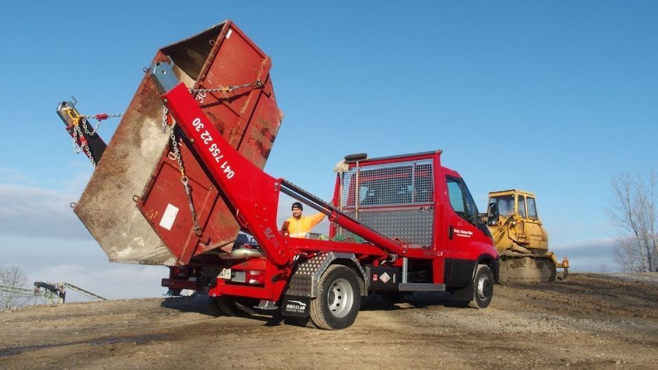 Transporter schüttet Sand aus