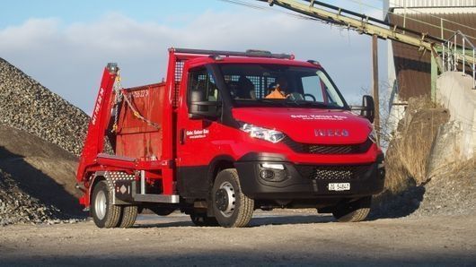 Roter Lkw mit Mulde