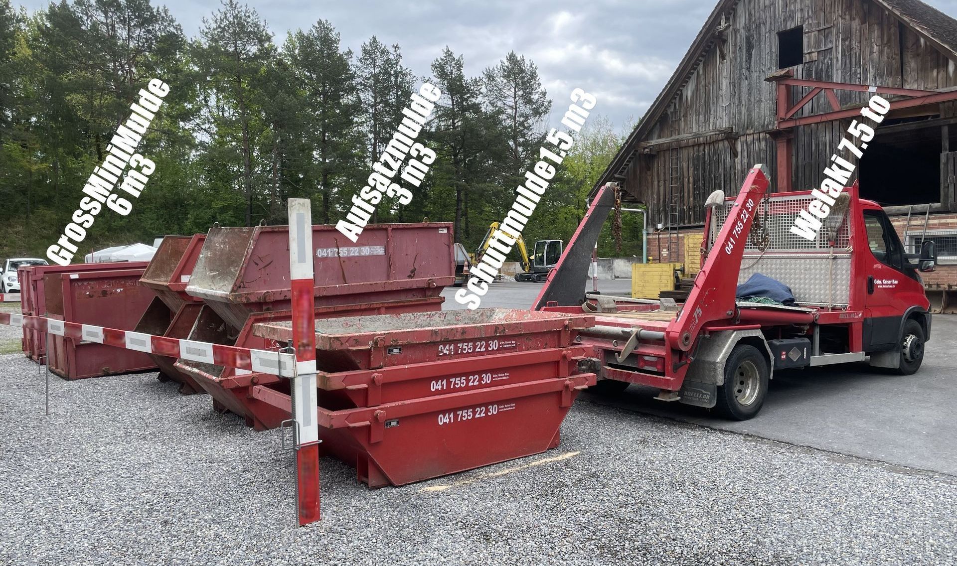 Roter Lkw mit Mulde