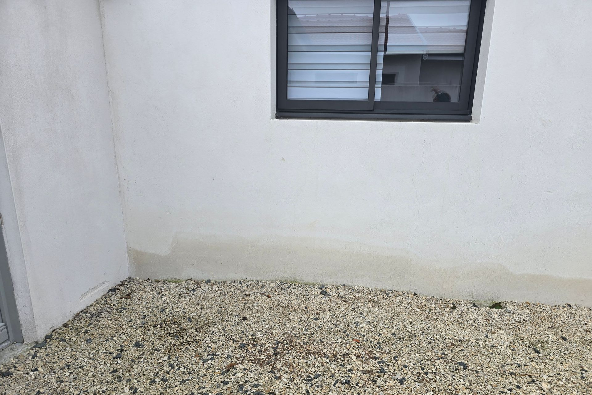 Des traces sur un mur extérieur sous une fenêtre