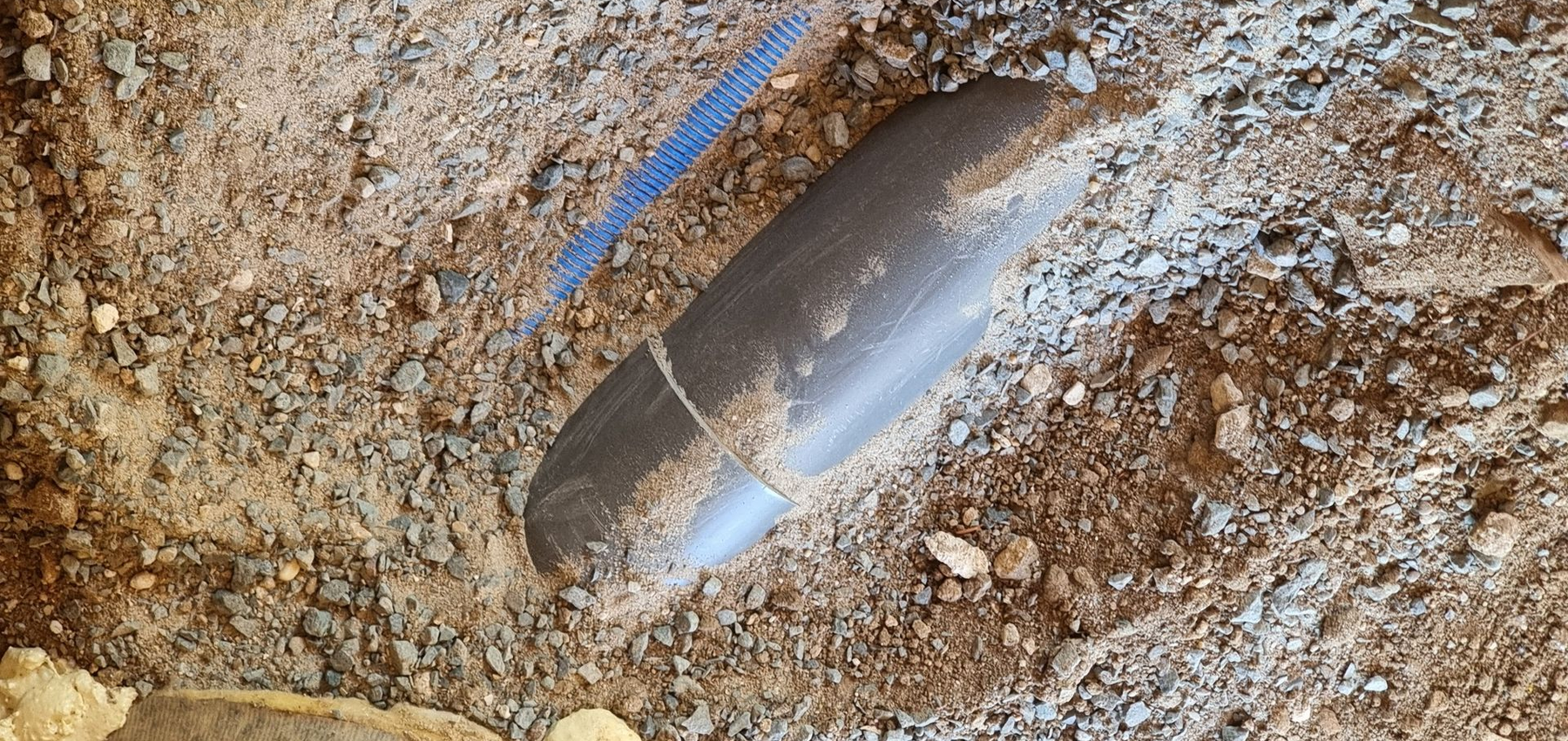 Des tuyaux dans une tranchée