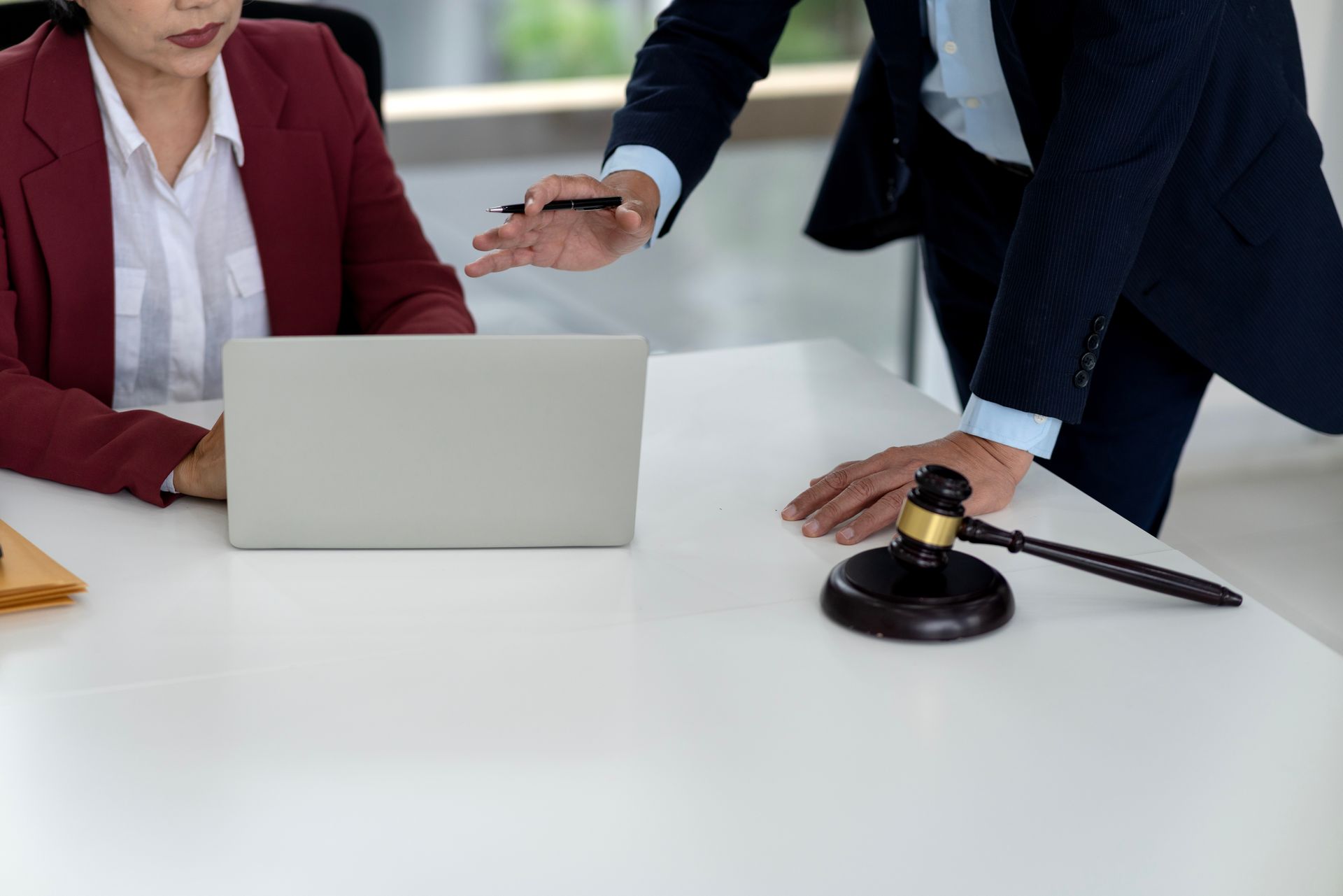 Des personnes autour d'un bureau devant un ordinateur résolvent une contestation.