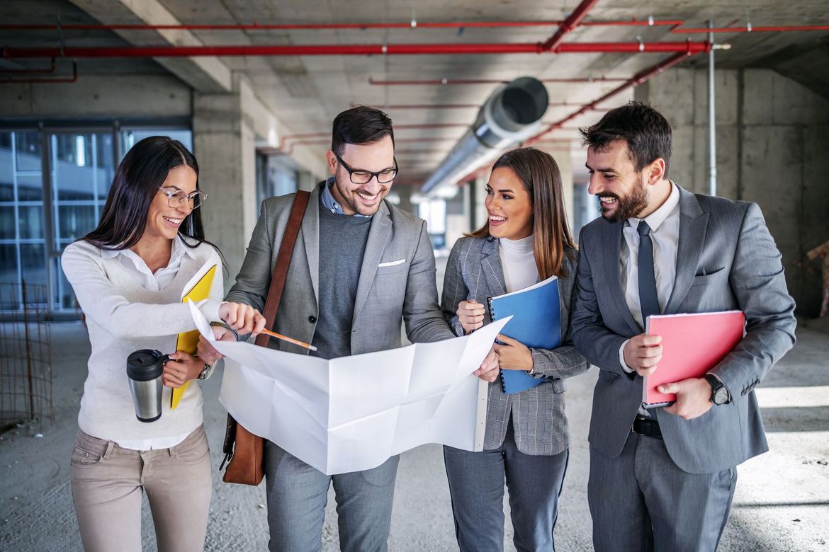 Un groupe de personnes réalise une expertise technique du bâtiment.