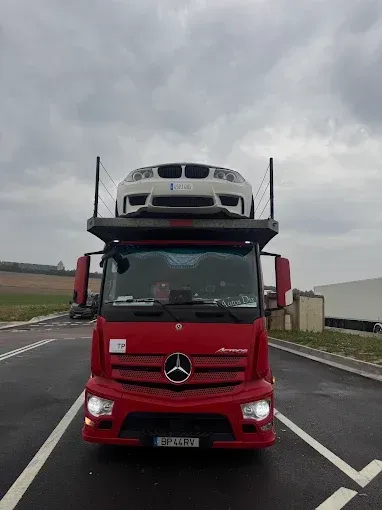 Camión de transporte internacional de vehículos entre España, Portugal y Europa