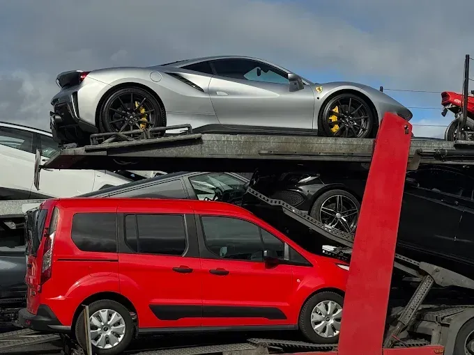 Camión especializado en transporte nacional de coches por España