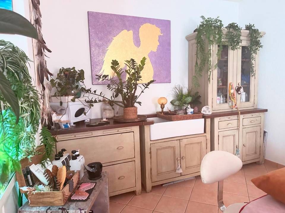 Une pièce avec un tableau d'un ange sur le mur