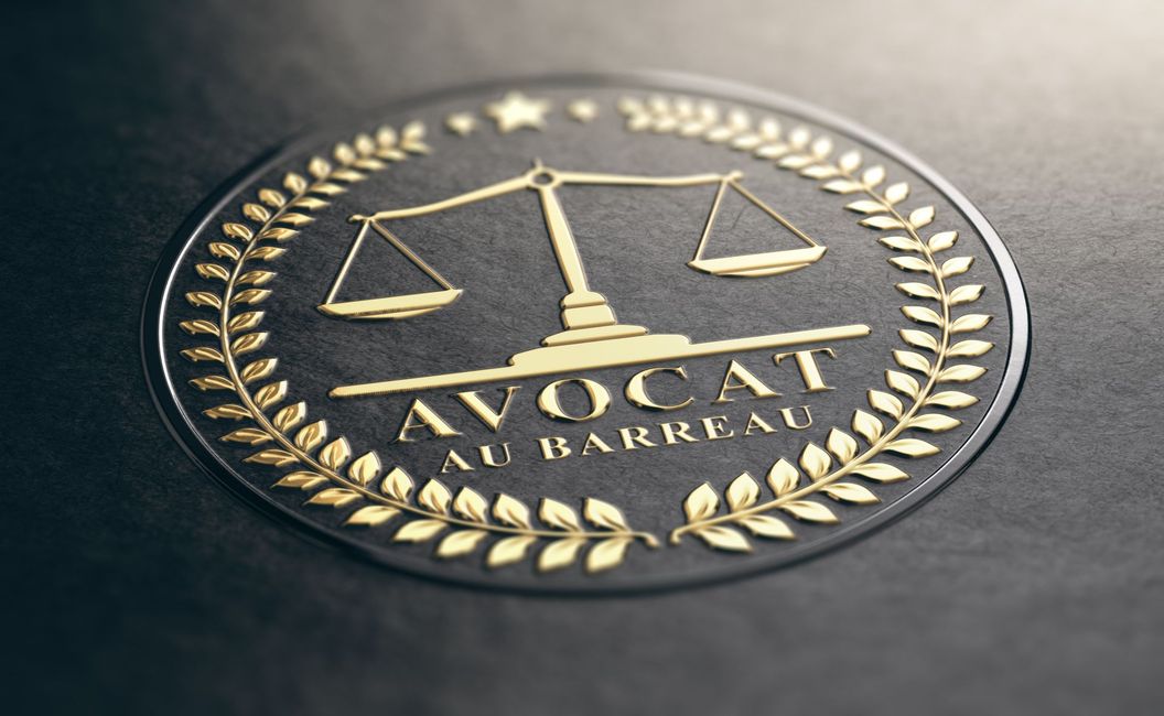 Balande de la justice avec écris avocat au barreau en dessous