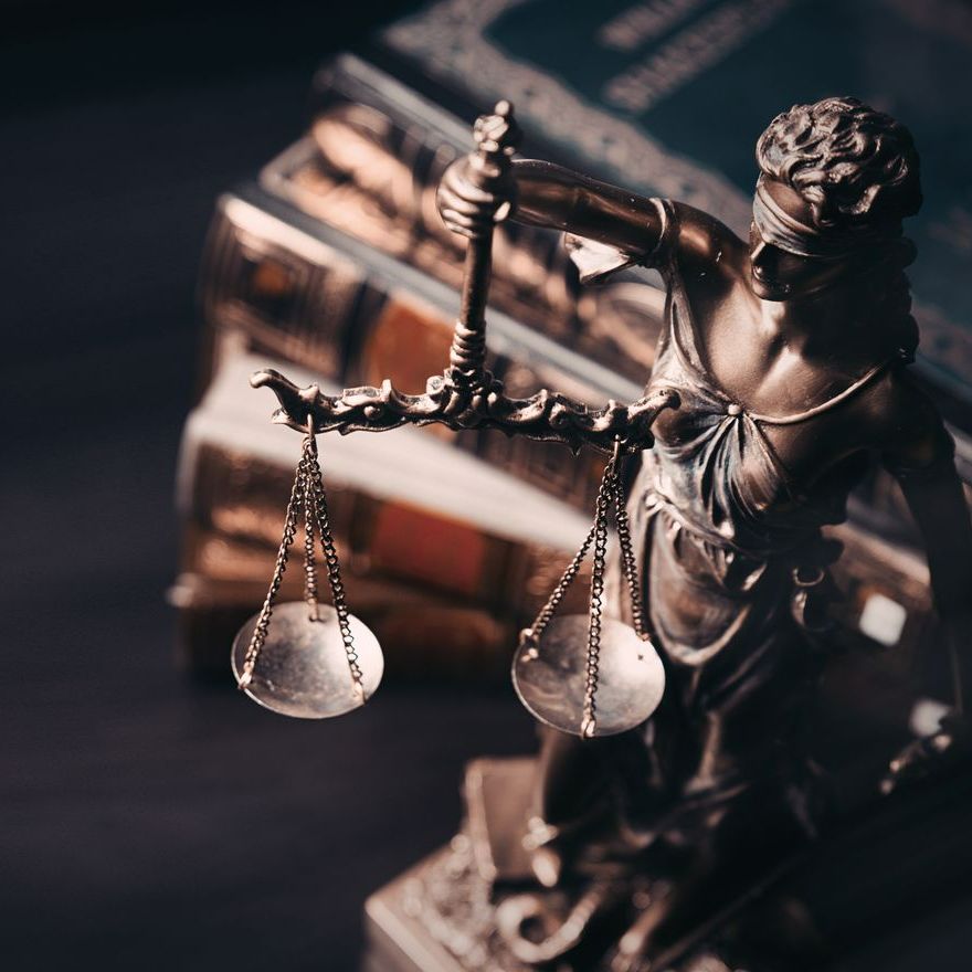 Balance de a justice tenue par une femme les yeux bandés