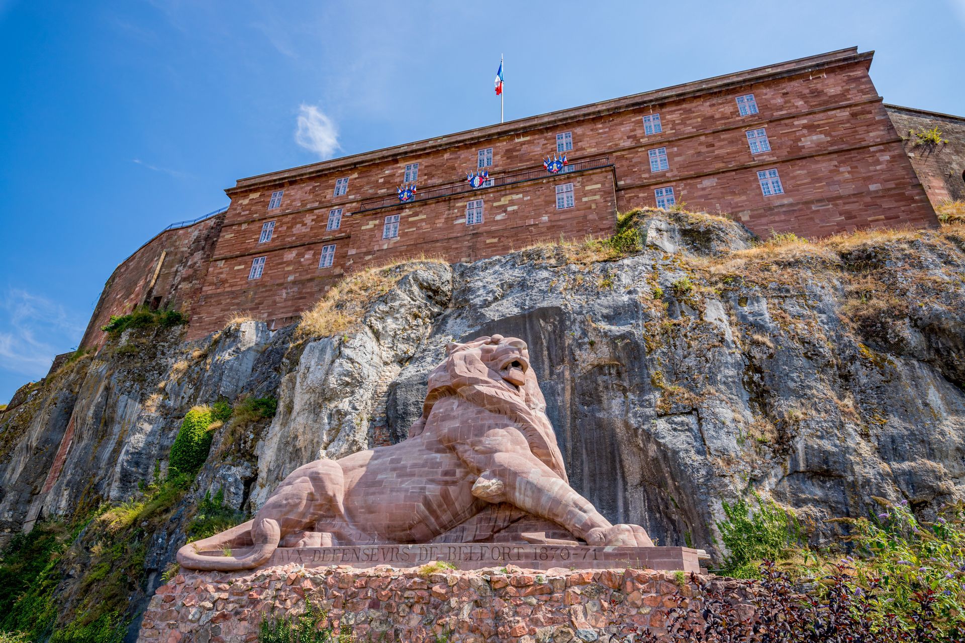 Statue lion en pierre