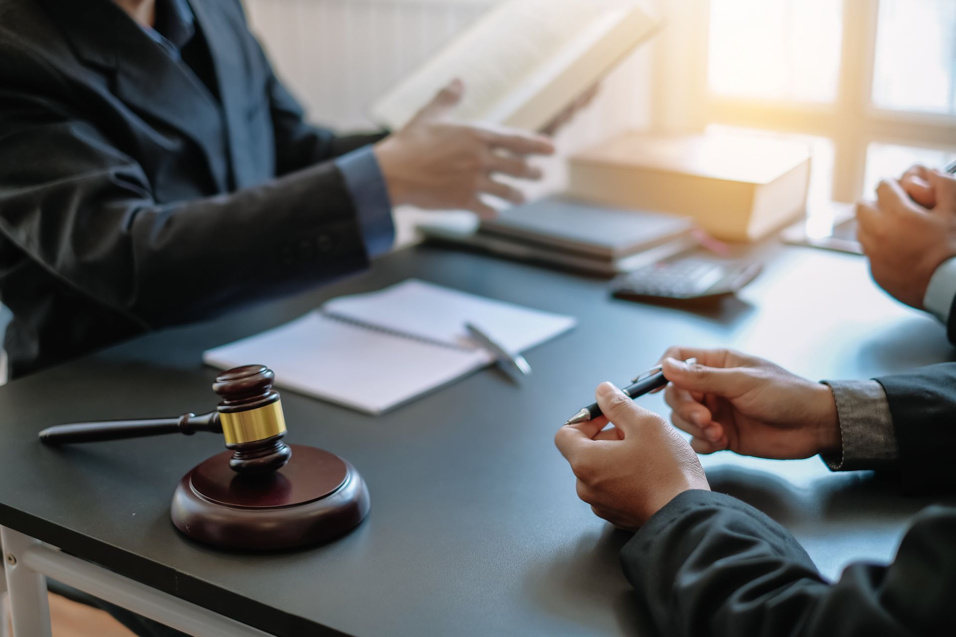 Entretien entre deux hommes dans un cabinet d'avocat
