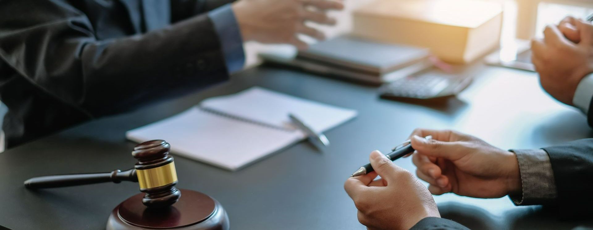 Bureau d'un avocat et un homme tenant un stylo dans les mains