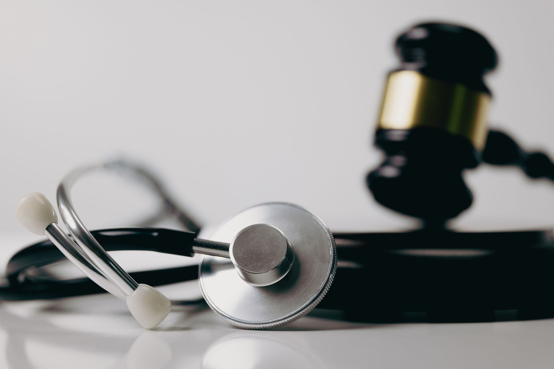 Stéthoscope près d'un marteau de la justice