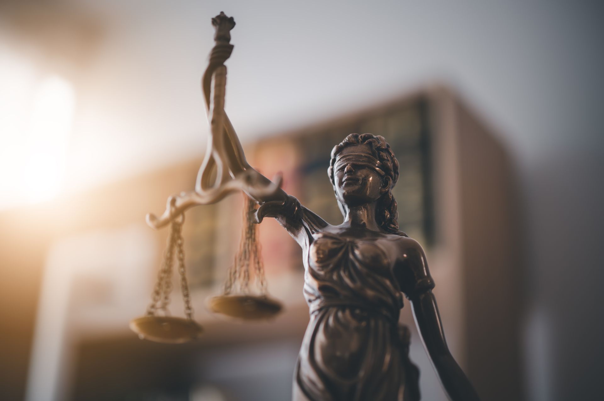 Statuette de le Dame de la Justice tenant une balance