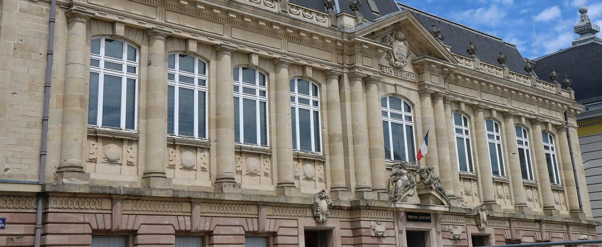 Façade d'un palais de justice