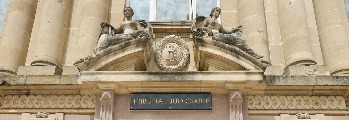 Façade beige d'un tribunal judiciaire