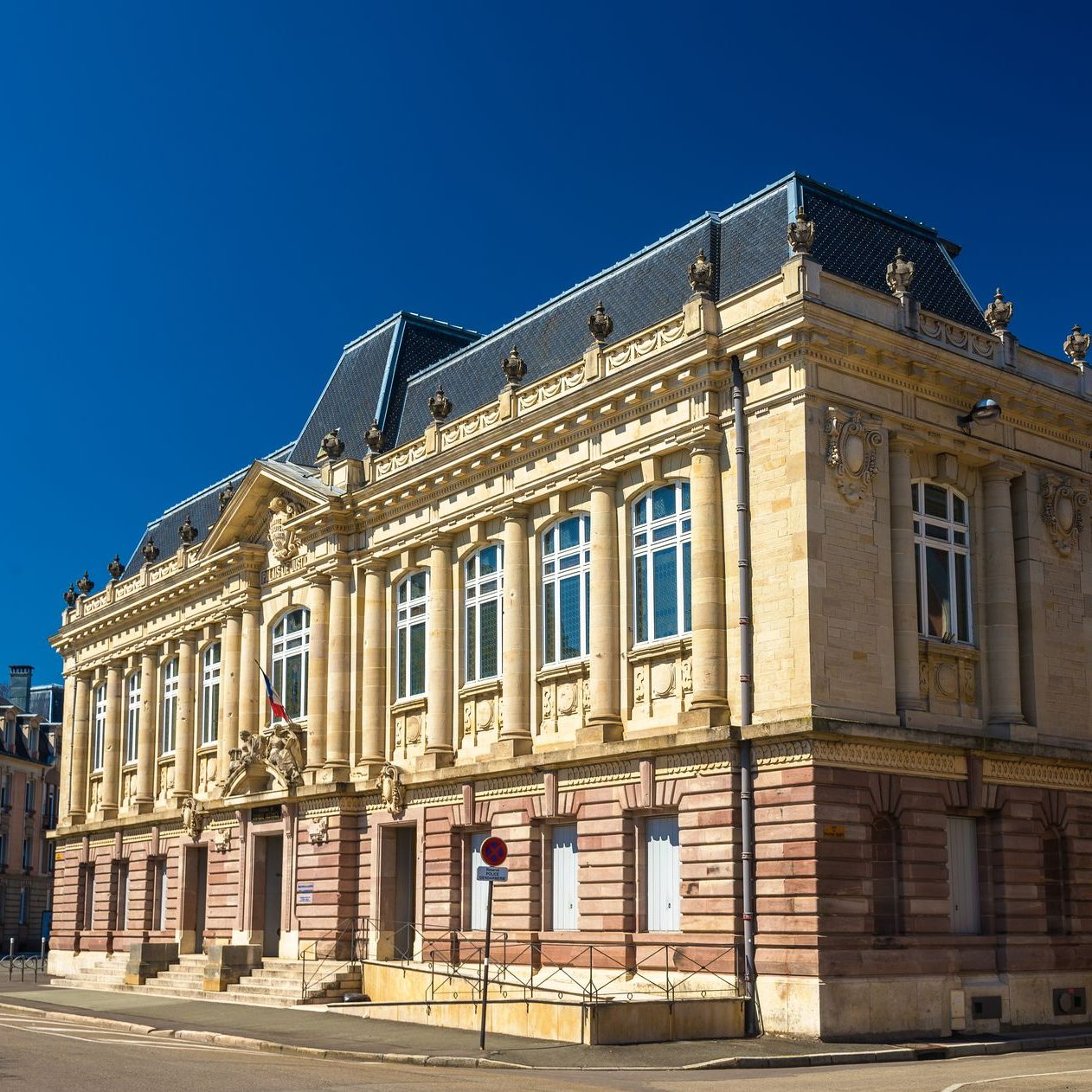 Devanture d'un tribunal