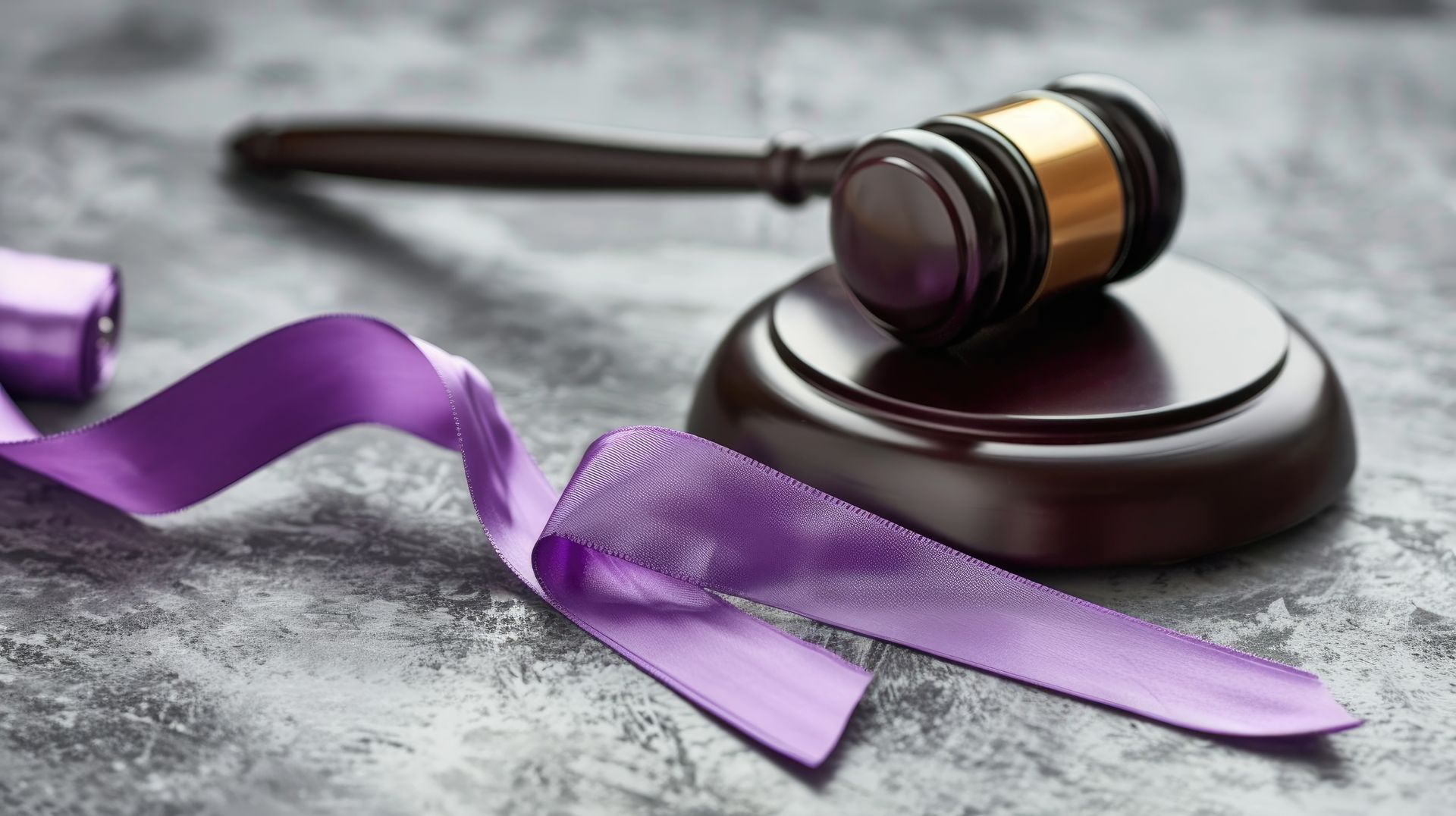 Ruban violet près d'un marteau de la justice