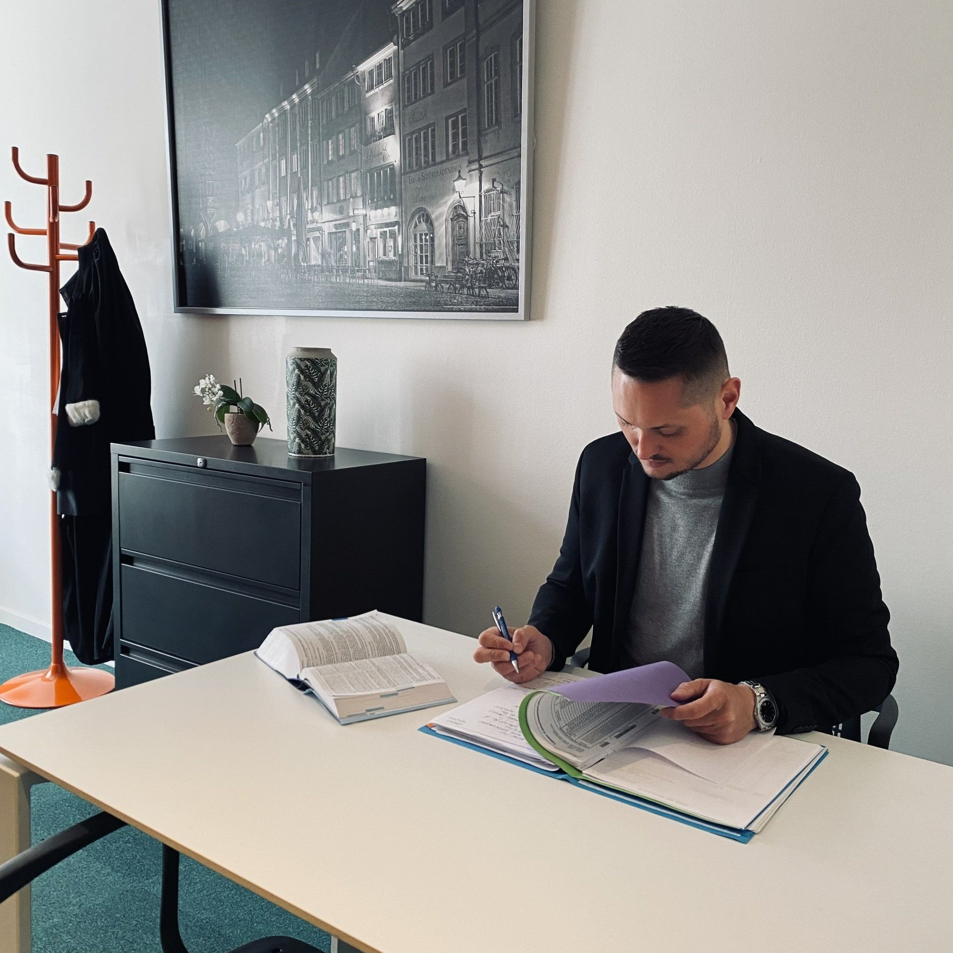 Maître David Prenat écrivant dans un cahier