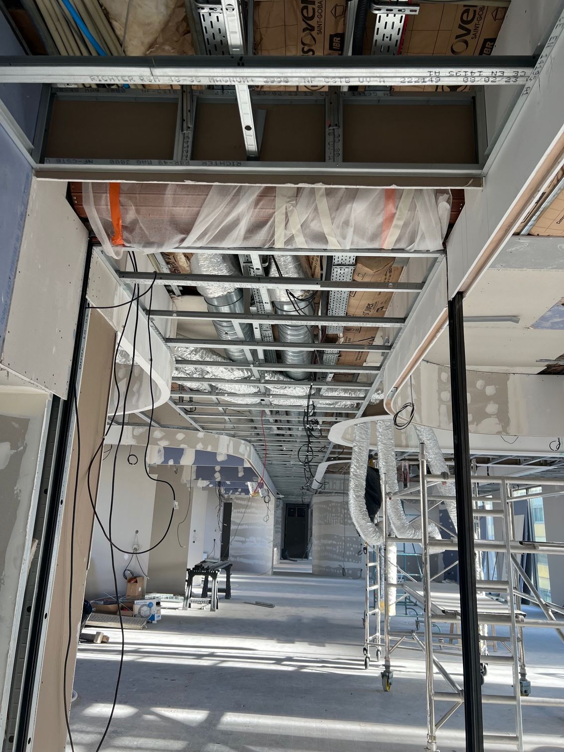 Réseaux de gaines VMC double flux au plafond d'une entreprise