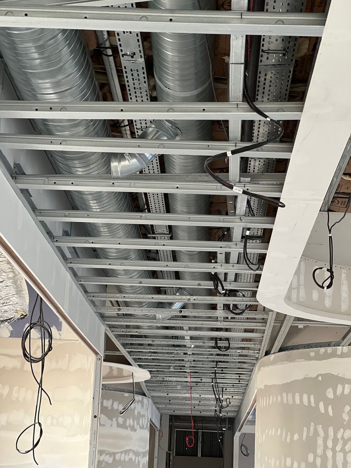 Réseaux de gaines VMC double flux au plafond d'un bâtiment