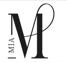 Logotipo negro: "MIA" apilado verticalmente a la izquierda de una letra "M" grande y estilizada.