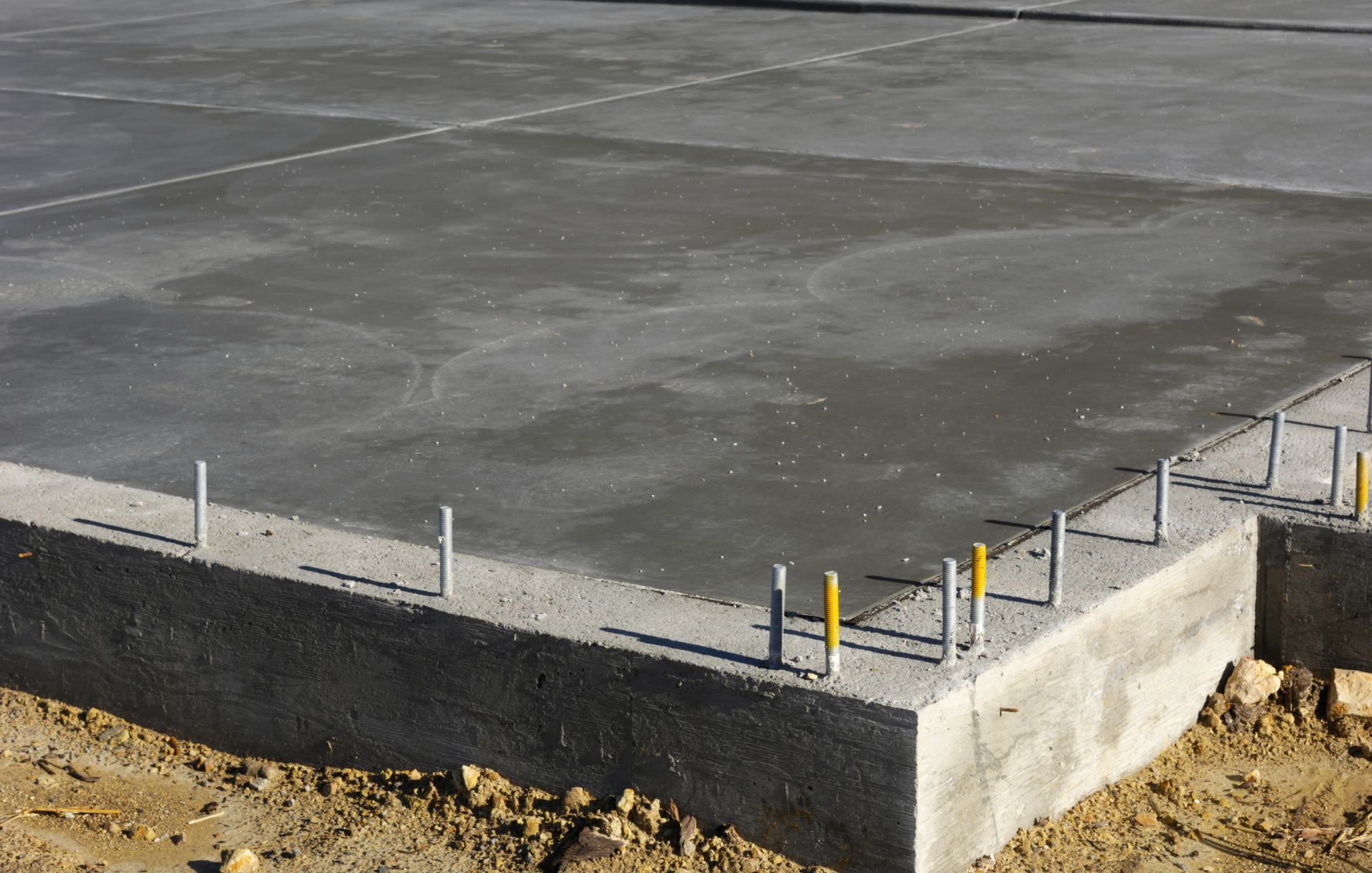 Une fondation en béton est en cours de construction sur un chantier de construction