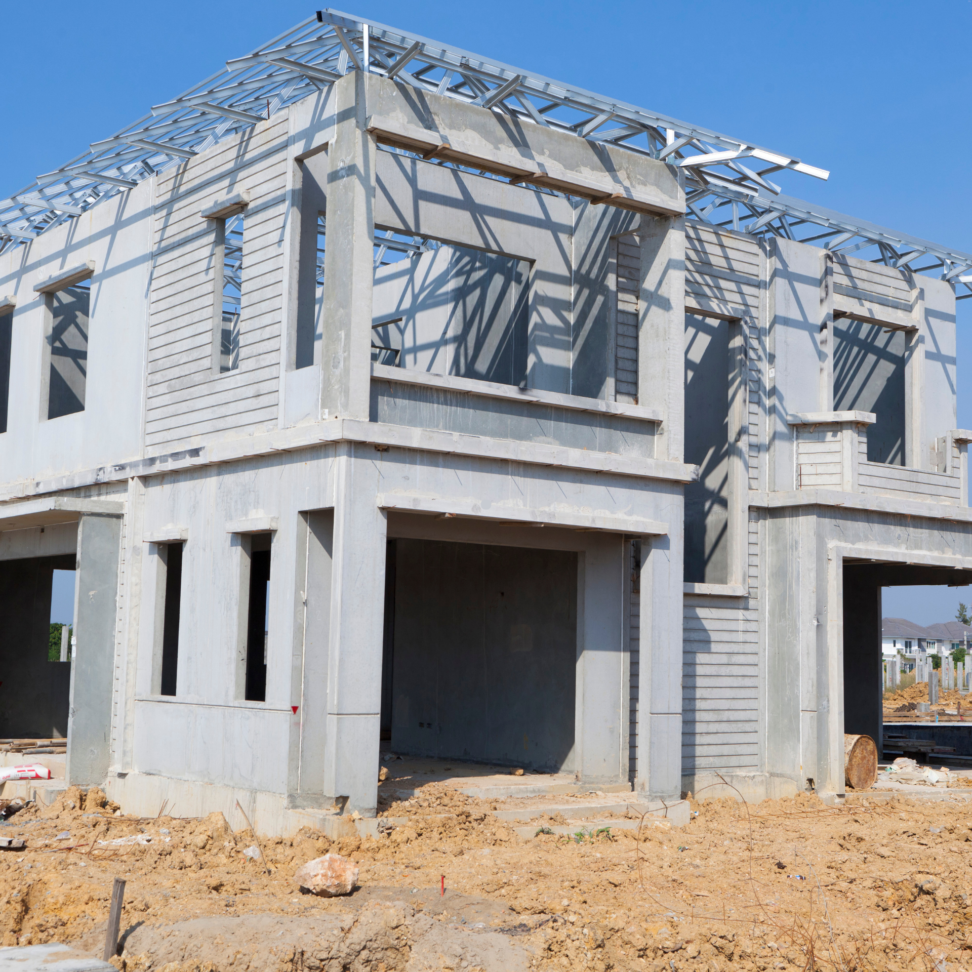 Une maison en construction avec un toit en métal