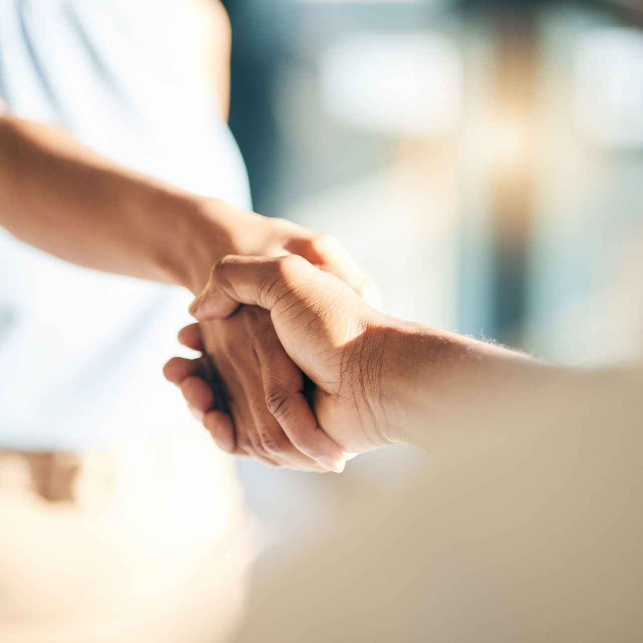 Une poignée de main.