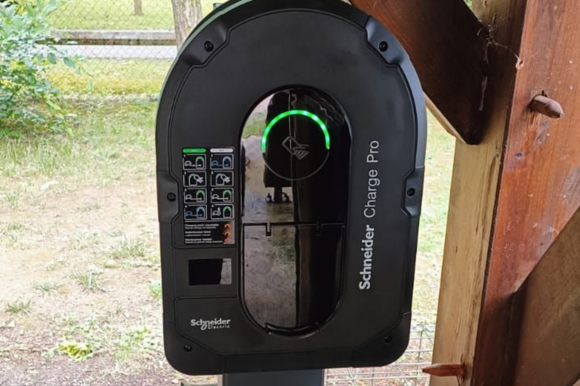 Une borne de recharge pour véhicule électrique.