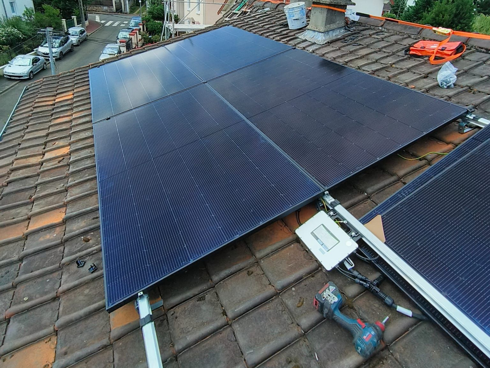 Des panneaux photovoltaïques posés sur un toit.
