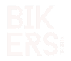 Texto blanco: BIKERS, luego ERS y "STUDIO" verticalmente.