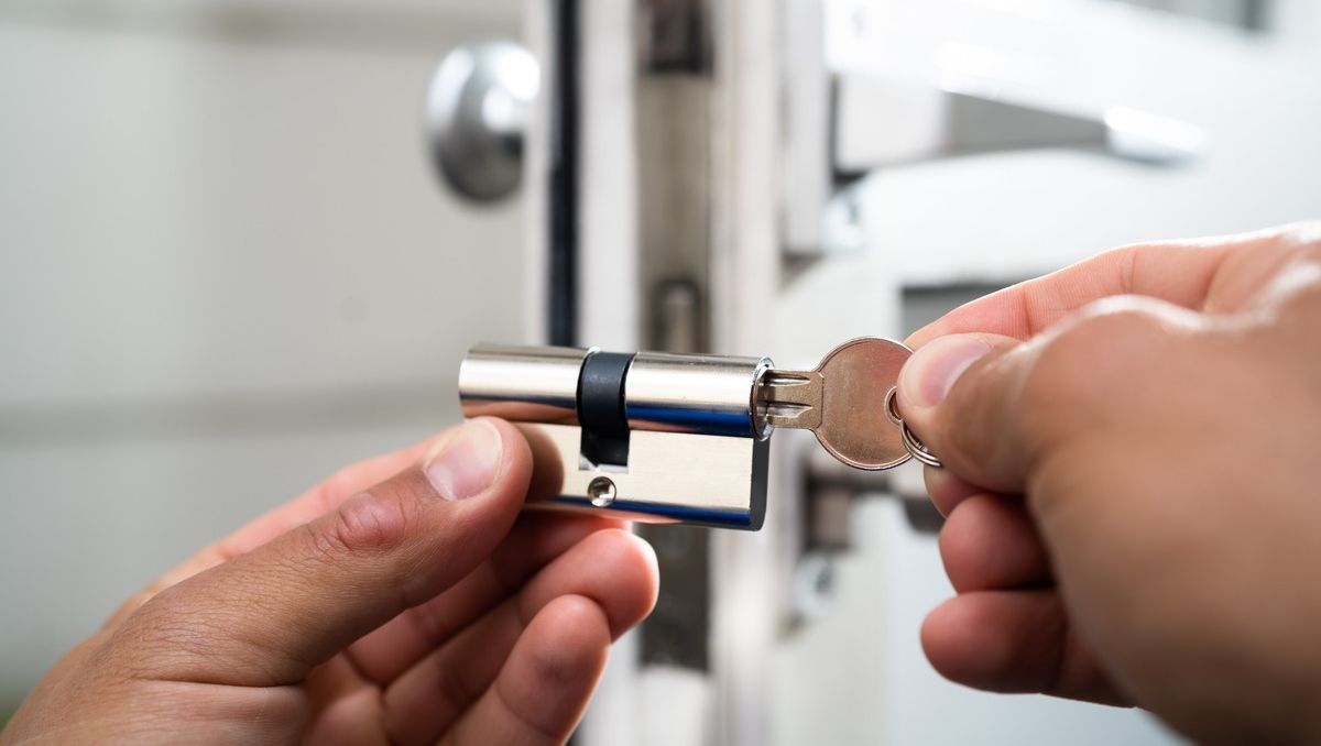 Una persona está abriendo una puerta con una llave.