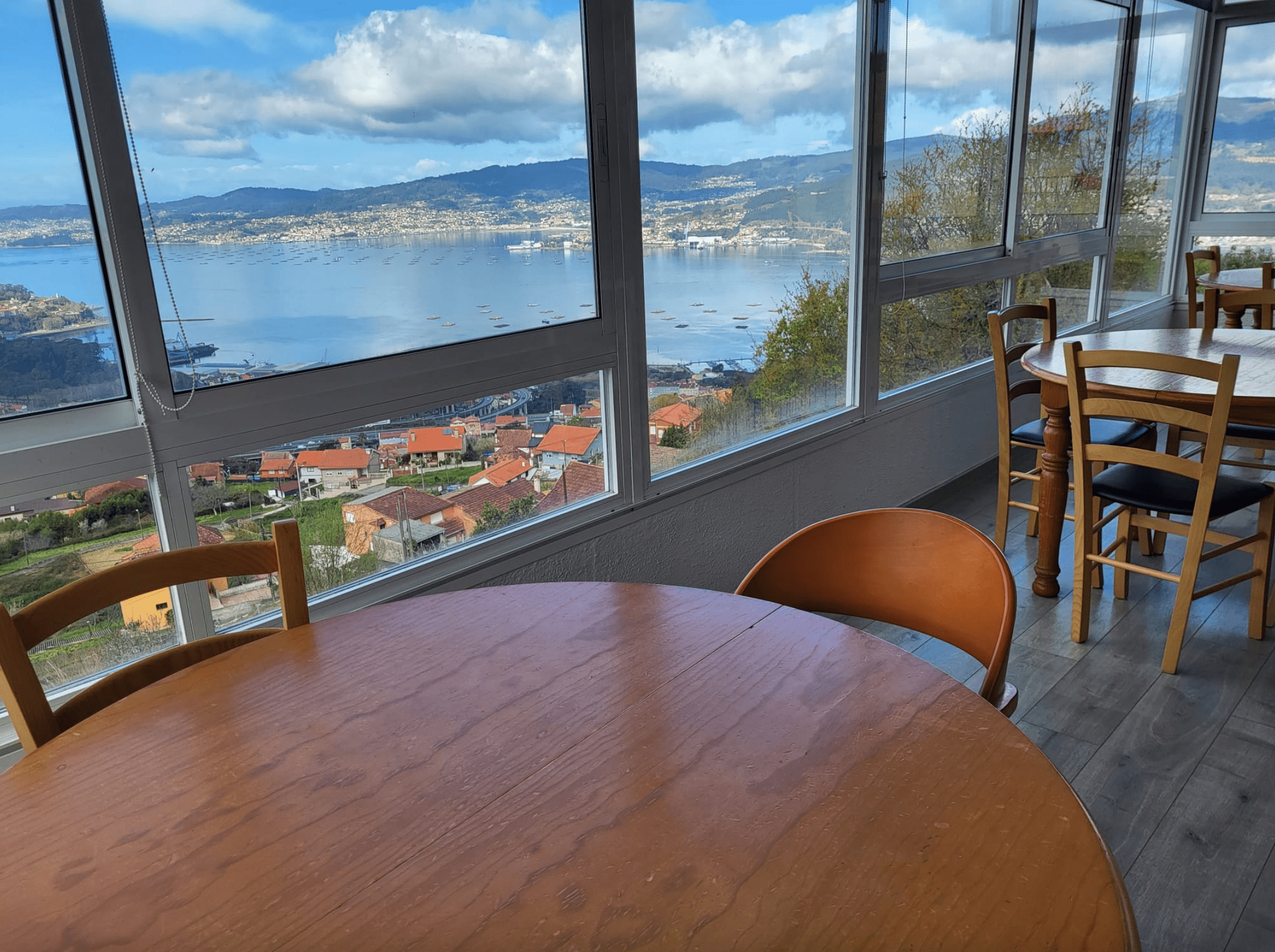 Una mesa y sillas en una habitación con vista al mar.